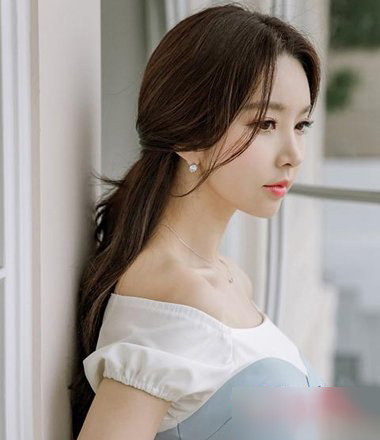 扎马尾辫发型视频教程简单好看,头顶蓬松饱满马尾干净利落