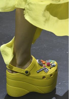 鹿晗展现惊人足球技术,鹿晗早期高街穿搭分享