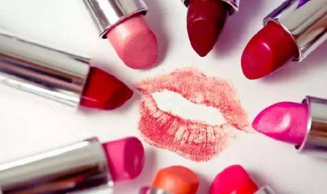 素颜涂什么颜色的口红自然又显白,想要显白涂什么口红