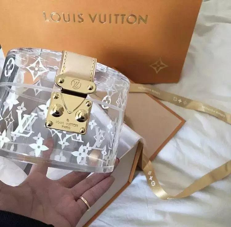 继顺丰服后，丧心病狂的巴黎世家把魔爪伸向【饿了么】...