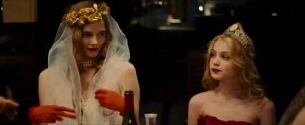 她11岁登上杂志封面，12岁拍摄色情电影，却跟母亲打了20年官司