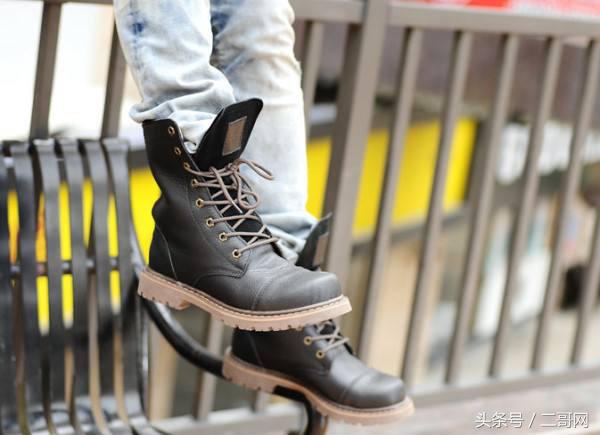 马丁靴会越穿越大吗,什么的马丁靴好看耐穿