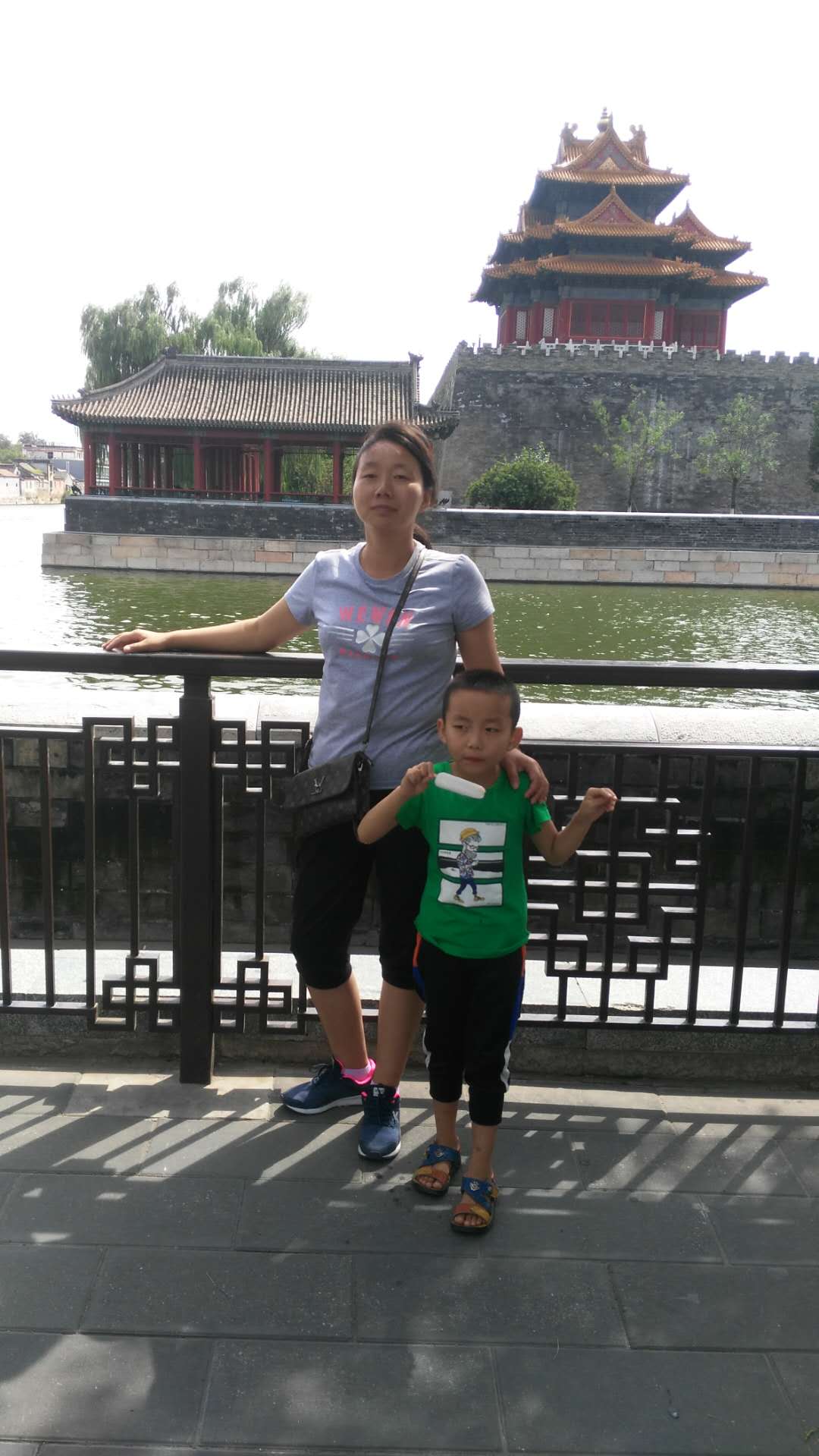 小孩儿被热水烫了,儿子手被烫到了