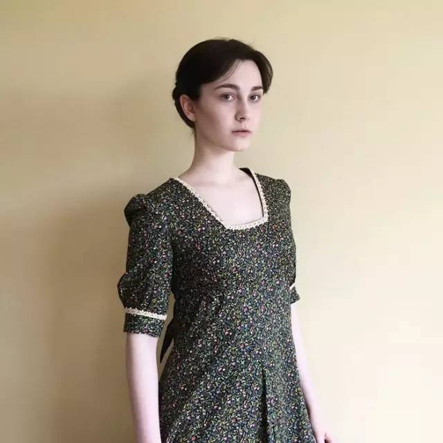 18岁的姑娘穿什么都好看,17岁长相普通怎么穿才好看