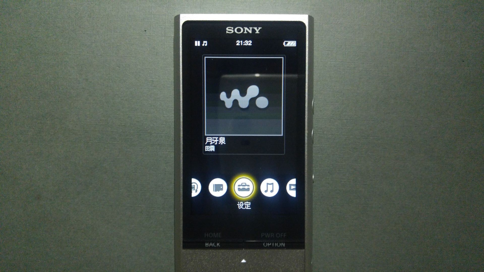 3000买个索尼a6000值不值,花1300买个耳机值得吗