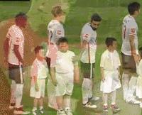 为孩子遮风挡雨而不是制造风雨,替孩子挡着风雨