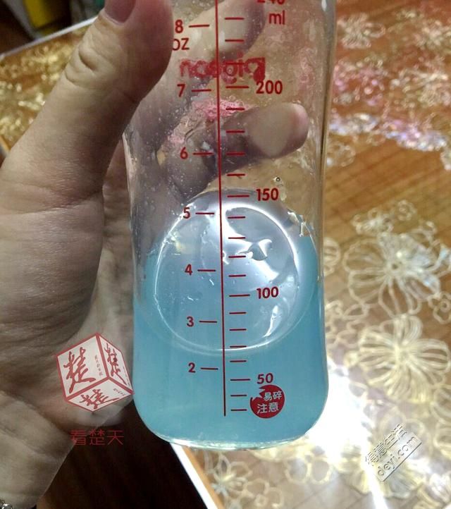 武汉抓小龙虾,用一次性手套吃小龙虾