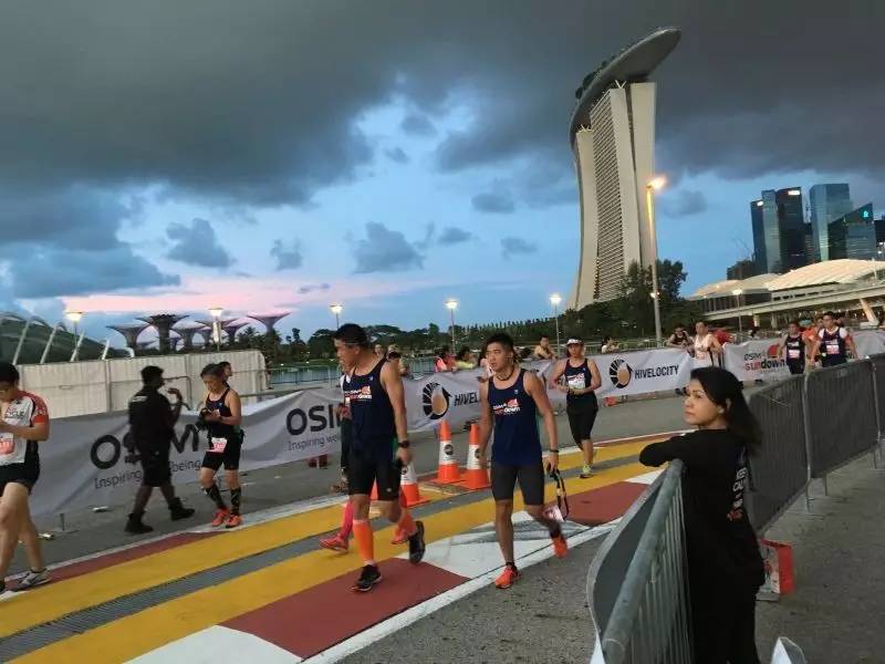 跑出一腿痱子热到炸裂!就这么铭记了新加坡日落马拉松的最美日出