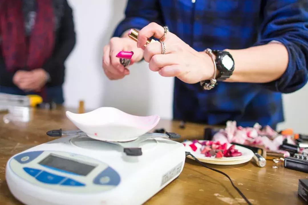 为什么女人这么爱口红？*力暴**拆了12支大牌口红，结果惊人地发现……