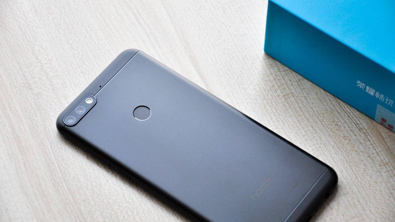 首款人脸识别+后置双摄899元起！荣耀畅玩7C良心评测