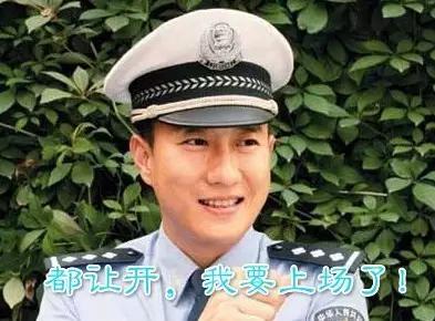 那个穿着制服、说着川普,却红到岛国的成都男子,原来是他!