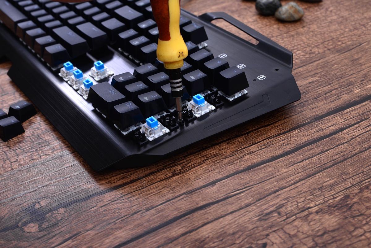 可换轴机械键盘走向2.0时代，E元素三防机械键盘对比拆解