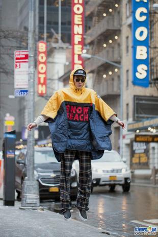 杨祐宁化身“纽约客”现身美国街头引围观