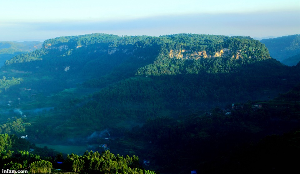 穹窿地貌，古寨凄美