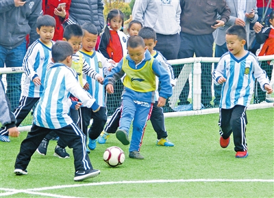 小学足球新生第一堂课,幼儿园第一节足球课该怎么上
