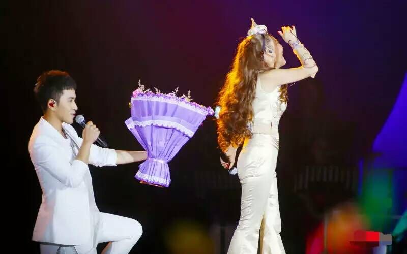 乌兰图雅王丽达演唱会40首连唱,乌兰图雅套马杆2020群星演唱会