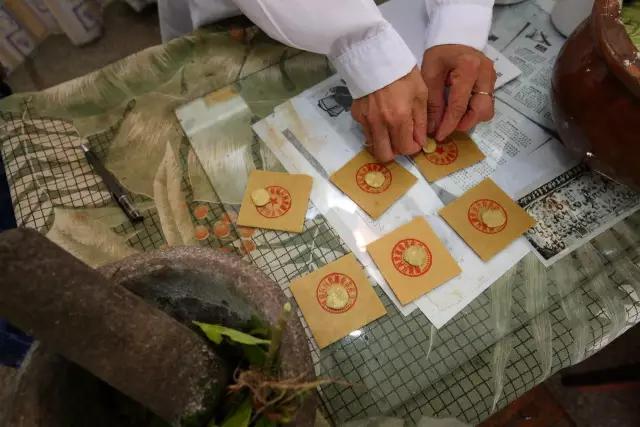 “巷遇”时光老铺子|膏药百年,世德传家。