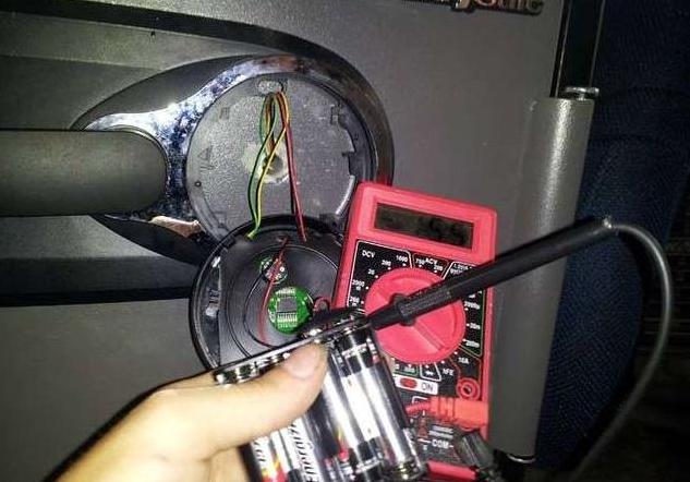 女子网购到二手保险柜觉得赚到，打开一看里面的东西差点要她的命