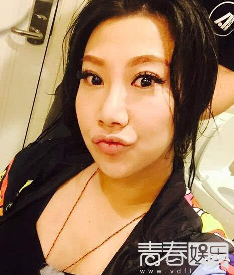 她是被星爷雪藏的星爷女郎，骂郭德纲老色鬼，*辱侮**TFboy