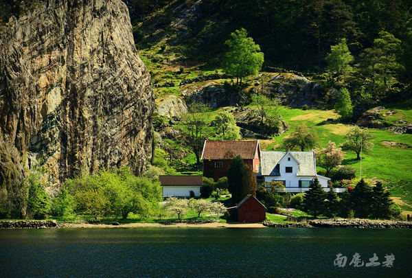 你敢站在悬崖边拍视频吗,你敢站在房顶边缘吗