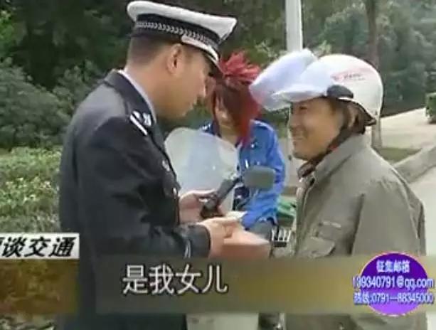 那个穿着制服、说着川普,却红到岛国的成都男子,原来是他!