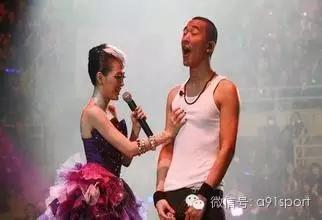 看这群男人是如何把xiong撑大的！