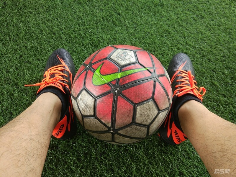 迪卡侬agility500mg足球鞋,开箱白红色的迪卡侬足球鞋