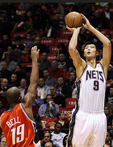 他是男篮核心却被批软蛋，耍大牌险自毁前程，娶超模娇妻家庭幸福