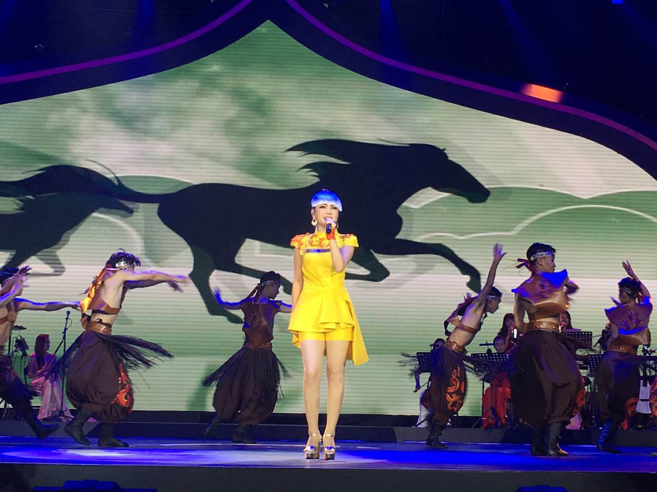 乌兰图雅王丽达演唱会40首连唱,乌兰图雅套马杆2020群星演唱会