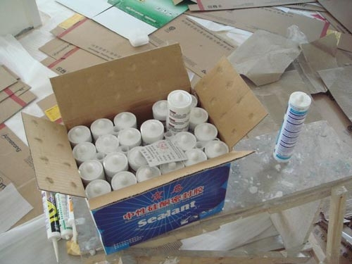 玻璃胶如何洗掉小妙招,玻璃胶怎么洗掉霉斑