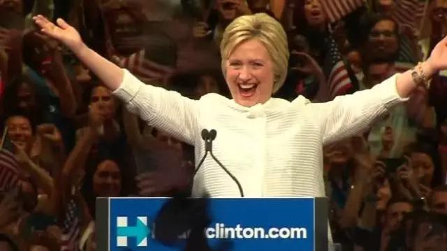 希拉里穿黄色衣服,希拉里黑色西装