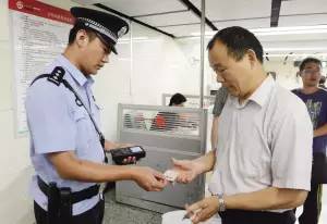 没带身份证上网被警察抓住会怎样,没带身份证通过检查站怎么办