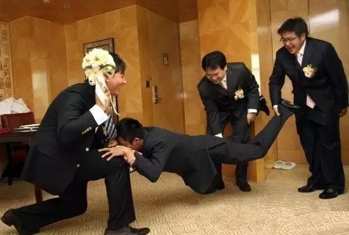 伴娘团堵门一个小时新郎直接走了,伴娘团堵门创意招数