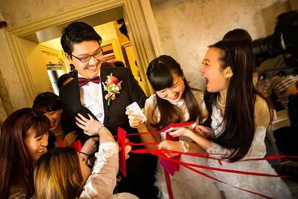 伴娘团堵门一个小时新郎直接走了,伴娘团堵门创意招数