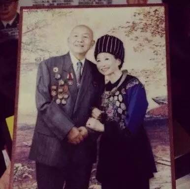 她年纪轻轻却与赵本山*祖英宋**平起平坐，背景身家壕到吓人被曝隐婚