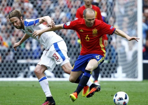 足球怎么破铁桶阵教学,西班牙该如何破铁桶阵