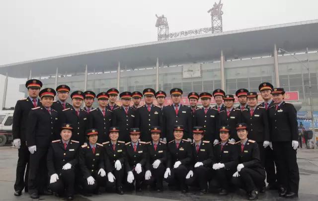 火车列车员真实工作,火车上的列车员一个月工资多少钱