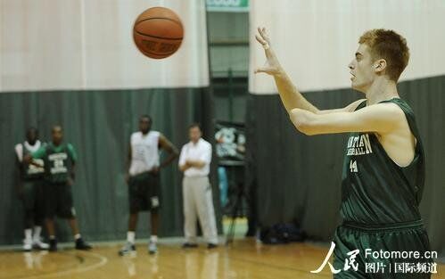独臂篮球的励志视频,独臂球员励志故事视频