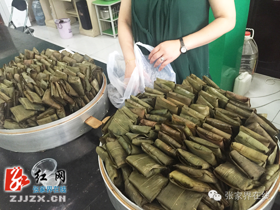 入选全国校园足球特色学校，贩卖岩蛙、青蛙被查，珍奇枯叶蝶现身，吃货大显身手......点击阅读更多张家界精彩新闻！