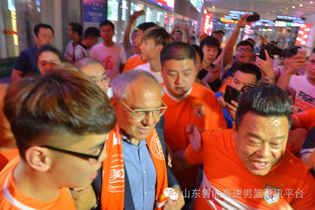 疯狂，马大帅来了！鲁能球迷热情接机！上任见面会明天进行！
