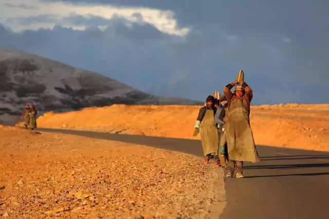 他有无数的旅行故事，还在拉萨开了家书店，收藏了上万部文艺电影