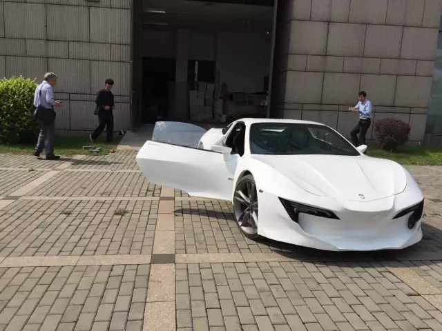 5名本科生，每天只睡6小时，1辆电动轿跑真车，惊艳全场