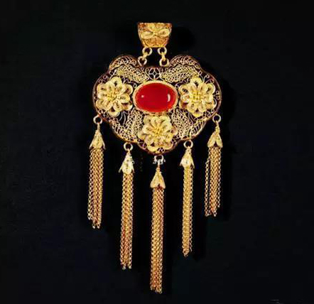 买长命锁给女儿有什么讲究,新生儿的长命锁和手镯的讲究