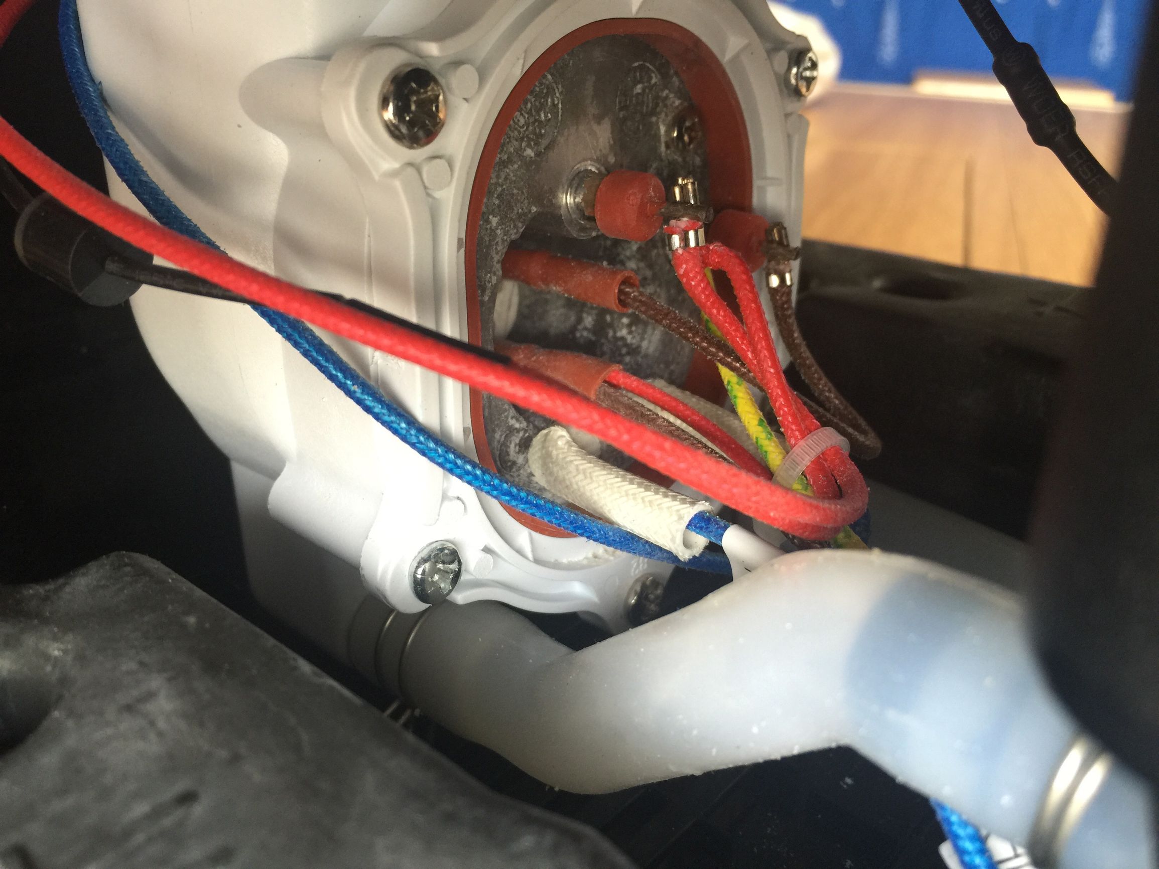 挂烫机漏电跳闸维修多少钱,蒸汽挂烫机漏电是什么原因