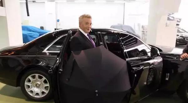 劳斯莱斯上面的一把雨伞，价值过万，除了遮风挡雨还能干嘛？