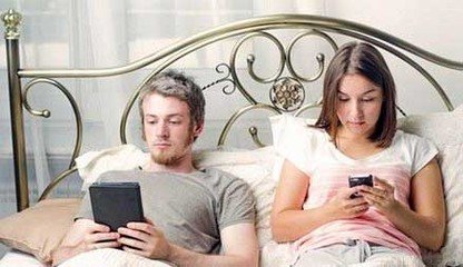 老婆天天玩手机该怎么办,老婆每天晚上玩手机到深夜怎么办