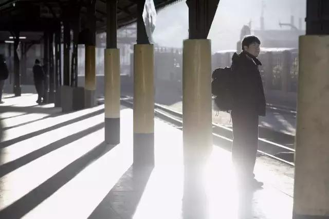 他有无数的旅行故事，还在拉萨开了家书店，收藏了上万部文艺电影