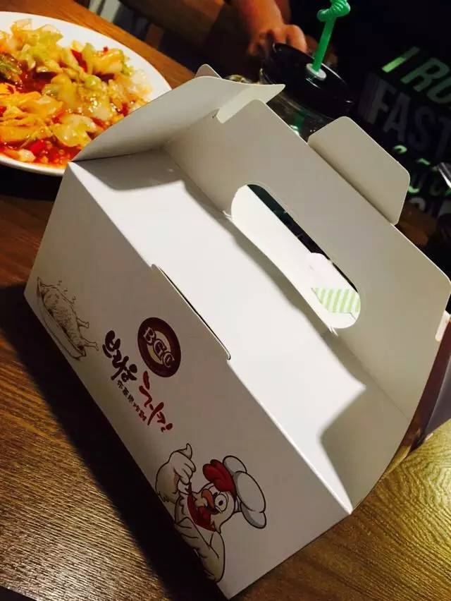 团长探店这是欧巴代言的炸鸡店！你们都不要拦我！我必须要去