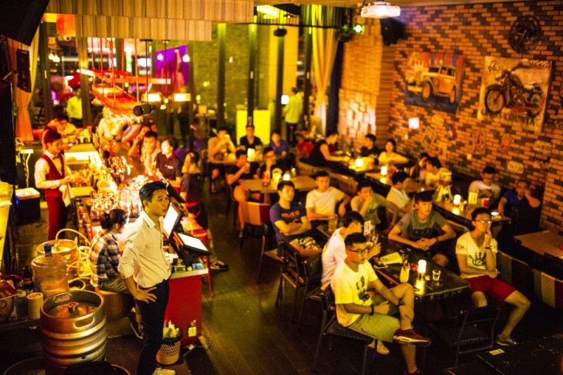 寻找广州至HIT看球BAR｜酒吧太吵，清吧太淡，这里刚刚好