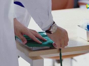 靳东的刘海造型怎么做,靳东做过整形吗